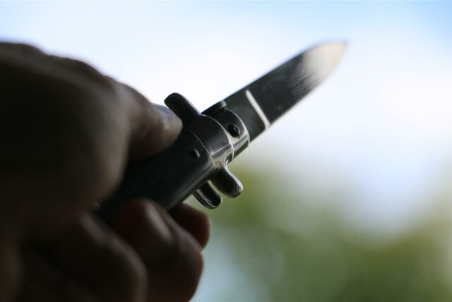 Eine Hand, die ein Messer hält