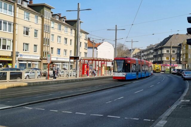 Eine Stadtbahn an der Haltestelle „Am Zehnthof“ in Dortmund