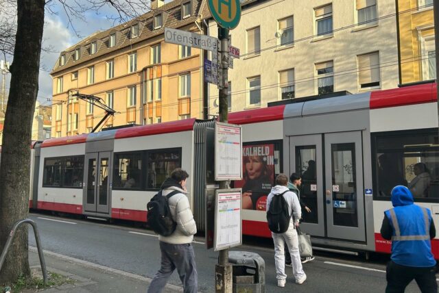 Menschen steigen an der Haltestelle Ofenstraße in eine Stadtbahn ein.