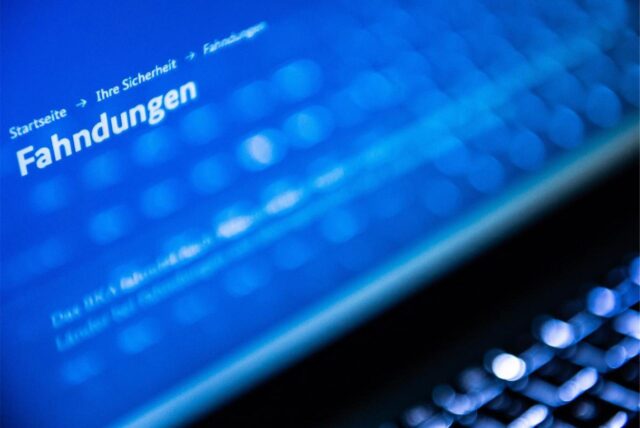 Auf dem Bildschirm eines aufgeklappten Laptops steht in weißer Schrift auf blauem Grund das Wort Fahndungen. Die Polizei Recklinghausen sucht nach einem Mann, der in der Silvesternacht 2024 eine Frau nach einer Beauty-Behandlung sexuell genötigt haben soll.
