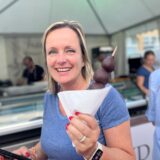 Marlen Kempf vom Parkbad Süd bei „Castrop kocht über“ 2025 mit dem Nachtisch an ihrem Stand: Recklinghäuser Schoko-Erdbeeren am Spieß.