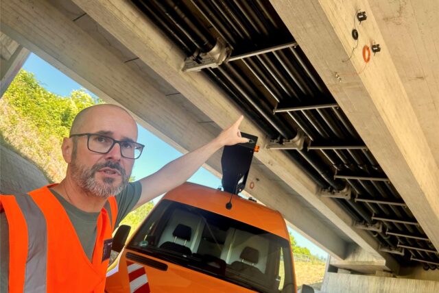 Sensoren überwachen den Zustand der Brücke Am Remberg, auf die Christian Heck vom städtischen Tiefbauamt zeigt.