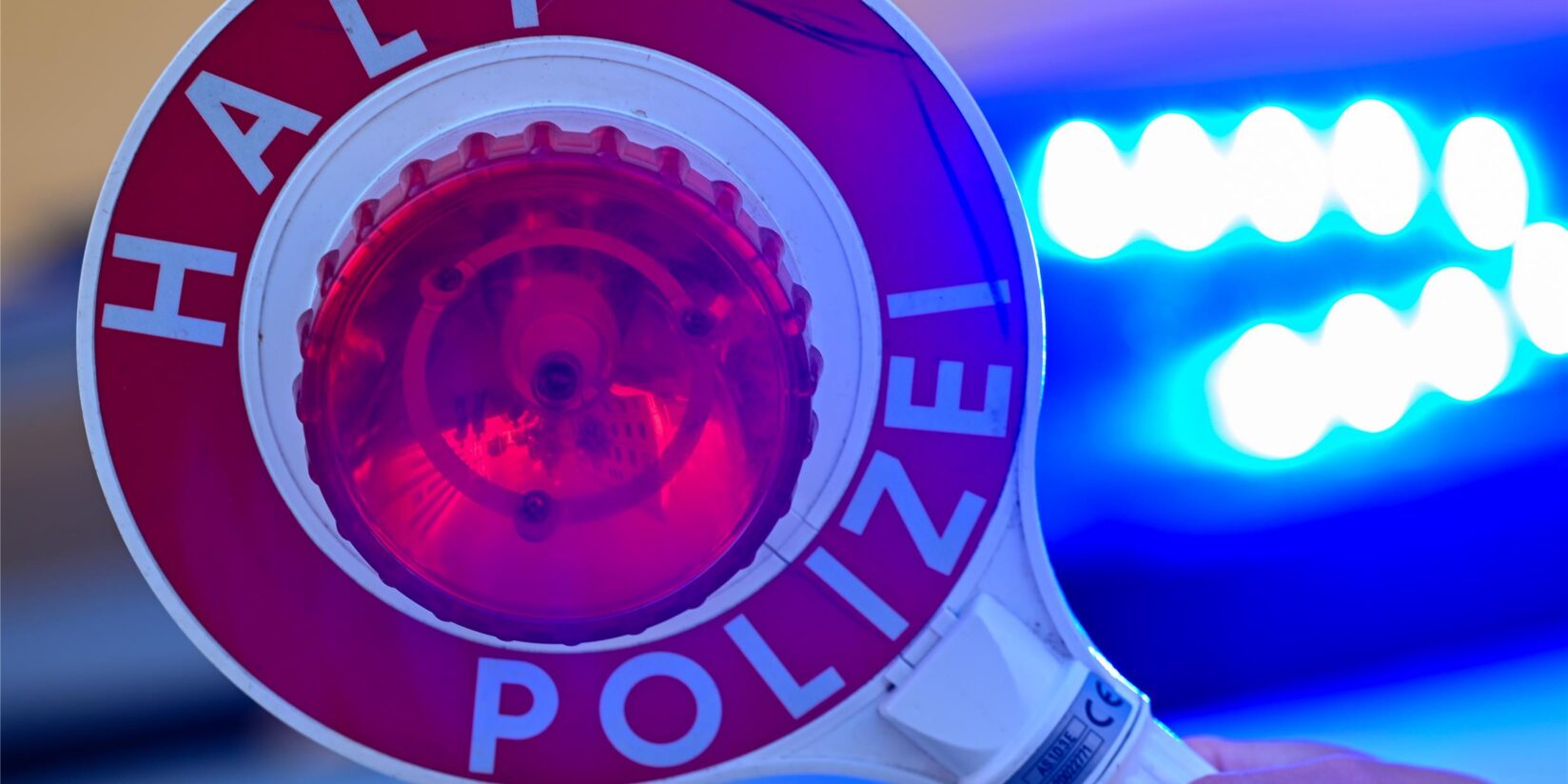 Verfolgungsfahrt mit gestohlenem Wagen endet im Zaun
