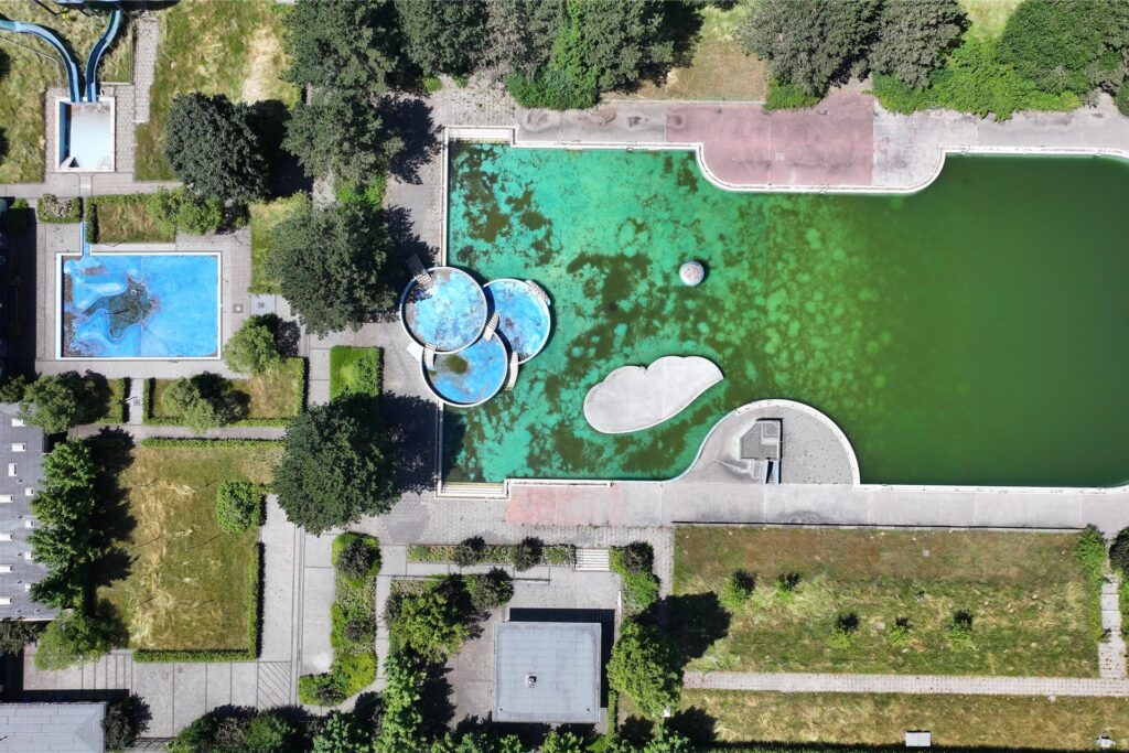 Das Freibad Hardenberg hat zwei 65-Meter-Rutschen, ein großes und mehrere kleinere Becken sowie große Liegewiesen. Doch seit 2023 ist es geschlossen und gammelt vor sich hin.