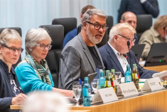Bild von Westphal im Dortmunder Rat, neben seinen Bürgermeister-Kollegen