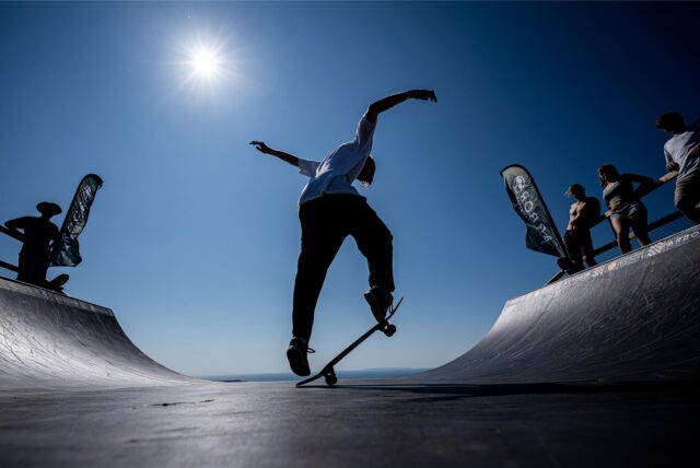 Skater fahren auf einer Halfpipe.