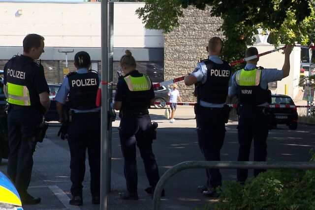 Polizeibeamte am Fundort eines lebensgefährlich verletzten Mannes in Brackel. Der Einsatzort ist abgesperrt.