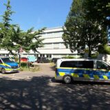Polizeiwagen vor der Ricarda-Huch-Realschule im Dortmunder Kaiserviertel.