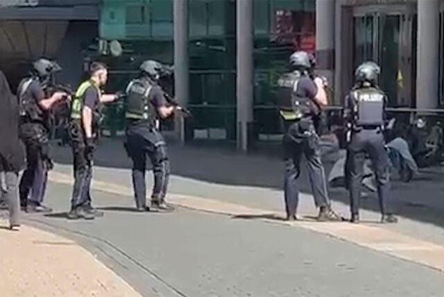 Eine Sequenz aus einem Video zeigt den Polizeieinsatz auf der Brückstraße. Mehrere Männer müssen sich auf den Boden legen. Polizisten haben ihre Maschinenpistolen gezückt.