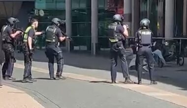 Polizisten mit Maschinenpistolen in der Brückstraße
