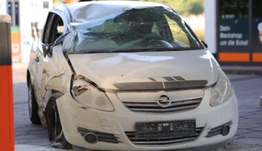 Auto kracht in Zapfsäule an Tankstelle in Lünen