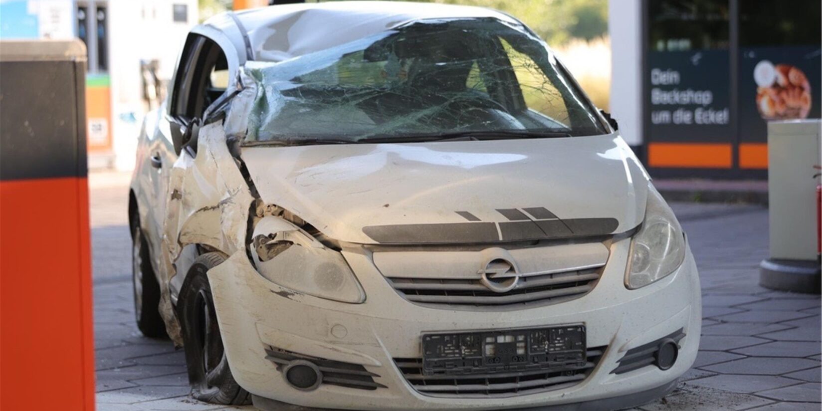 Auto kracht in Zapfsäule an Tankstelle in Lünen