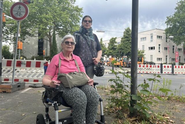 Lucie Schmitz (85) trifft an der Baustelle am Altstadtring auf massive Barrieren. Sie und ihre Tochter Ute Konacki haben einen Appell an die Stadt.