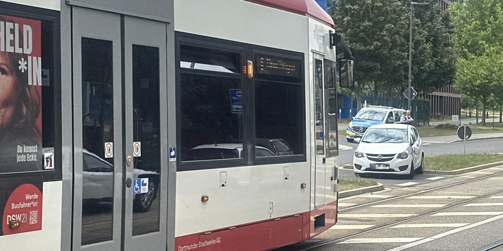 Stadtbahnunfall am Samstag in Dortmund: Autofahrer verletzt im Krankenhaus