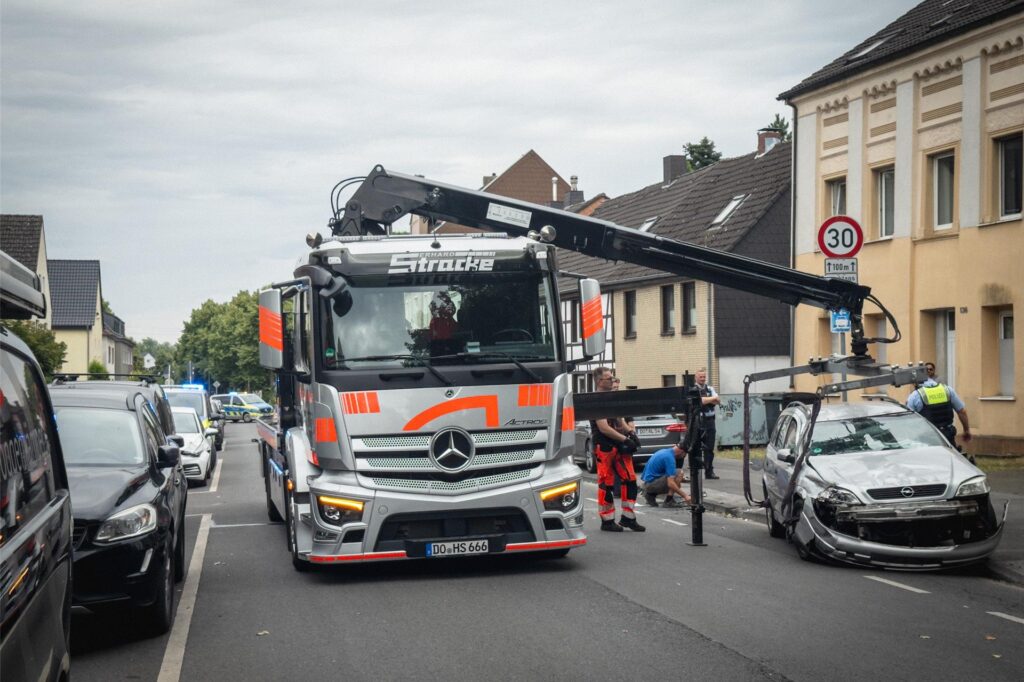 Der Unfall-Opel muss nach dem Unfall auf der Rahmer Straße abgeschleppt werden.