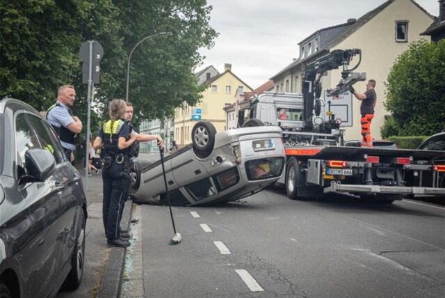Auf der Rahmer Straße hat sich am Samstagnachmittag ein PKW nach einer Kollision überschlagen.