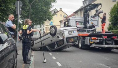 Wagen überschlägt sich und landet auf dem Dach