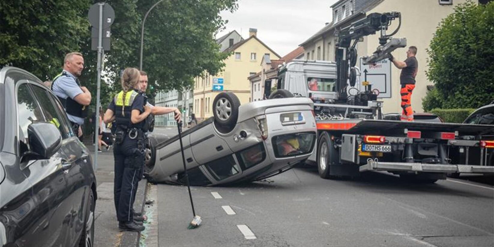 Wagen überschlägt sich und landet auf dem Dach