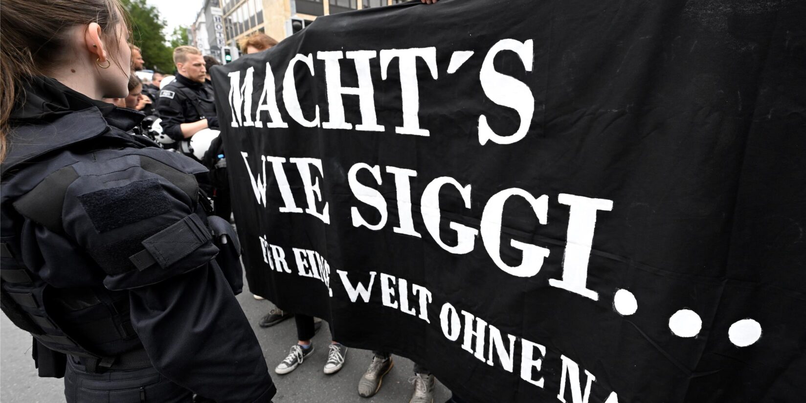 Demozug in Münster für Dortmunder Neonazi Borchardt: Polizeieinsatz und Gegenprotest