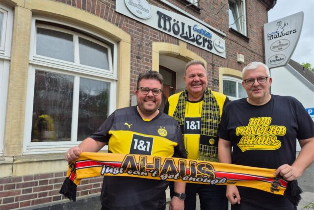 Christoph Wissing, Franz-Josef Telmer und Markus Lobreyer stehen vor der Gaststätte Möllers.