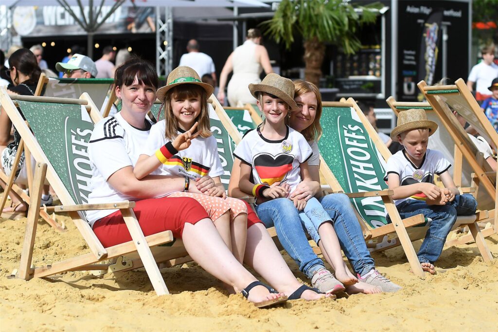 Auf den Liegestühlen kann man drei Tage lang die kulinarischen Möglichkeiten des Festivals genießen. 
