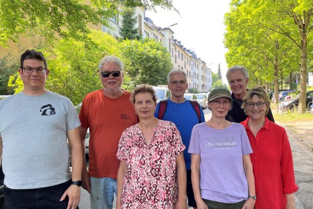 Ein Foto auf der Straße, die eigentlich ruhig sei, aber nun stark befahren: Die Anwohner (v.l.n.r.) Timm Uibel (Sprecher der Grünen in der Bezirksvertretung Innenstadt-Ost), Ulrich Schimanski, Chistiane Schimanski, Niels Berkenhoff, Ulrike Triesch, Bernd Christoph und Angelika Willers sind wütend, weil viele Autofahrer den Bereich der Karl-Liebknecht-Strecke als Ausweichstrecke für eine Baustelle nutzen.