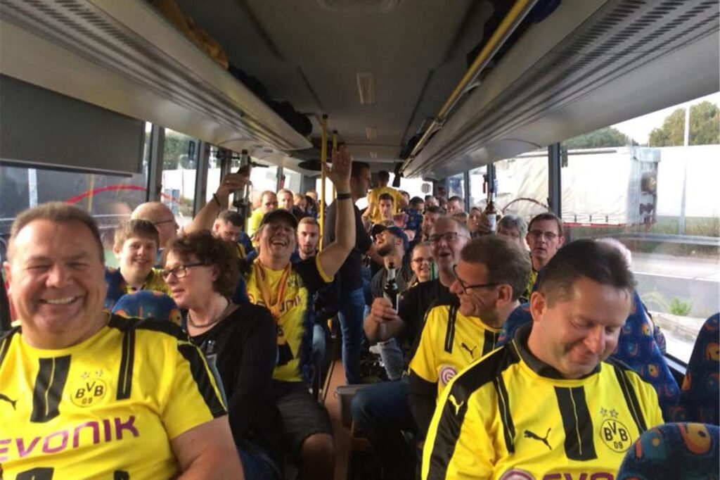 Mitglieder vom Fanclub sitzen im Bus.