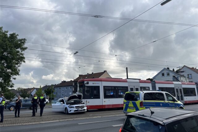 Eine Stadtbahn ist in Dortmund mit einem Auto zusammengekracht.