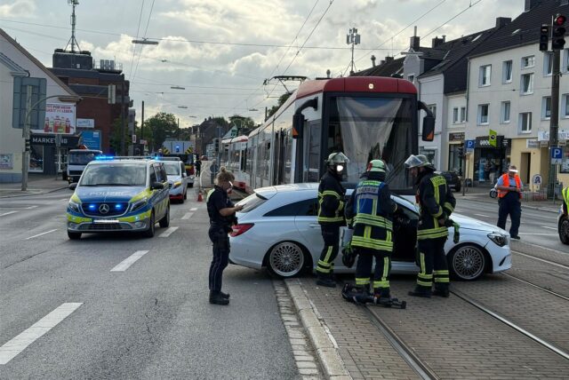 Resultat des Stadtbahnunfalls am Dienstag (8.7.) auf dem Wambeler Hellweg. Ein weißer Mercedes wurde seitlich von einer Stadtbahn der Linie U43 erfasst.