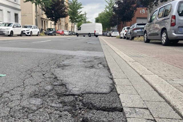 Zu sehen ist die marode Fahrbahn der Wellinghofer Straße in Dortmund-Hörde mit Schlaglöchern.