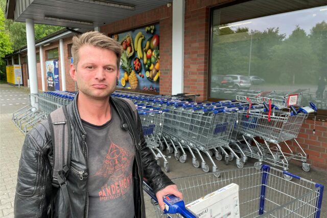 Ein Kunde des Aldi-Marktes an der Aspeystraße in Huckarde steht im Mai 2023 (Archivbild) vor dem Eingang des Discounters in Huckarde.