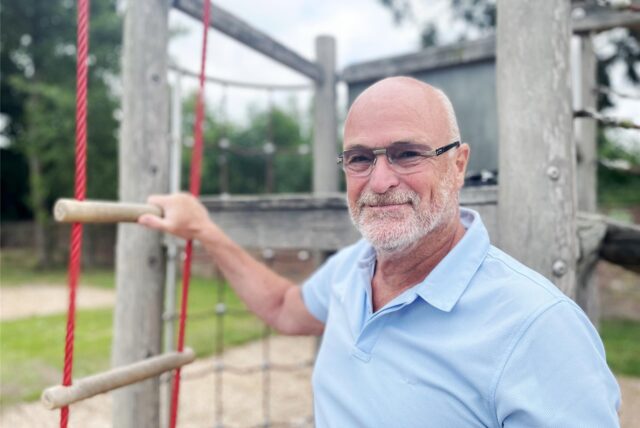 Dr. Manfred Kesper steht am Klettergerüst des neuen Spielplatzes von Arminia Marten in Dortmund-Marten.