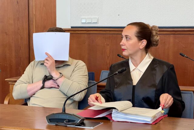 Der Angeklagte wird von Arabella Pooth verteidigt.