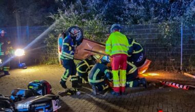 Auto überschlägt sich mitten in der Nacht
