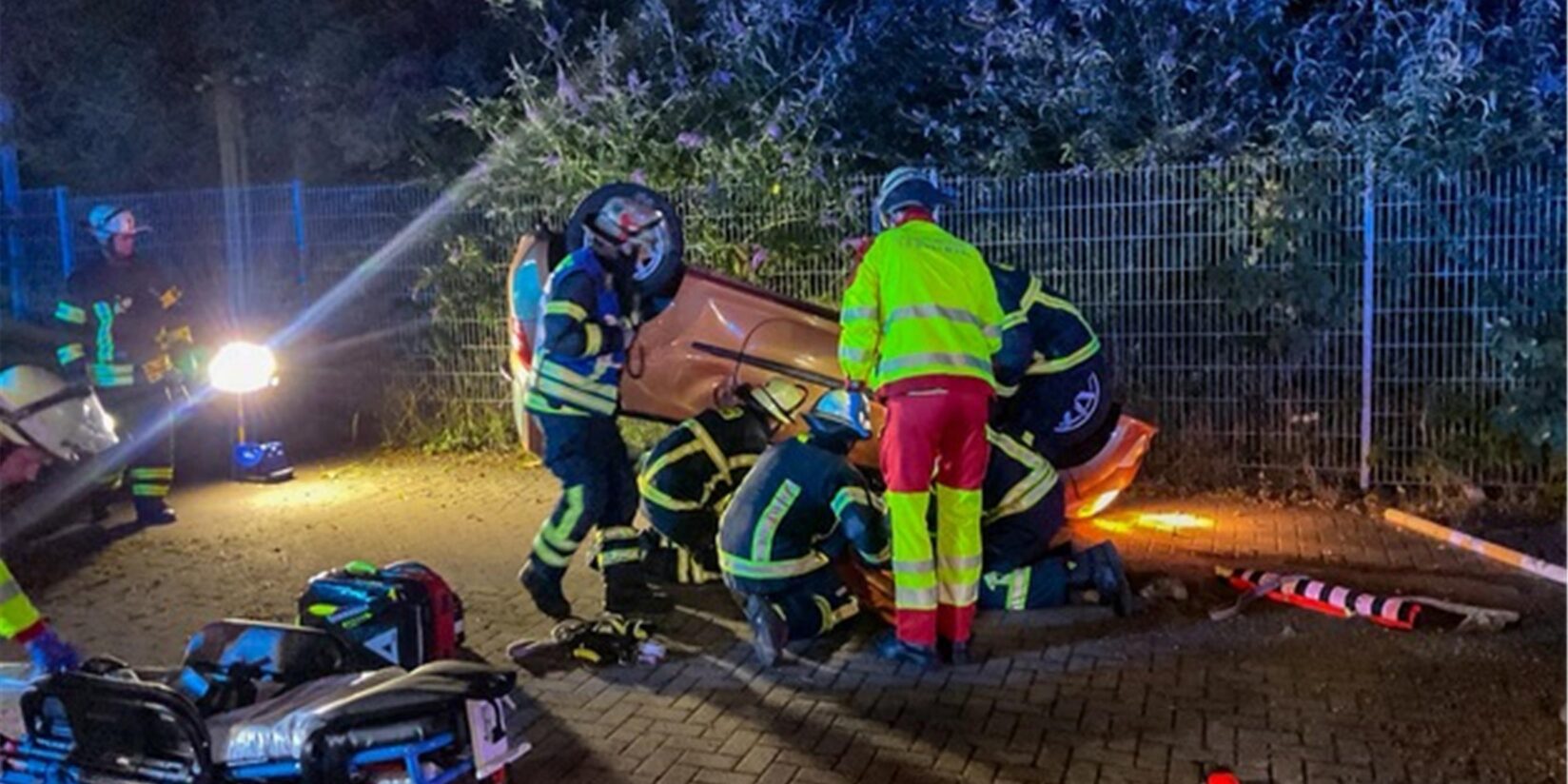 Auto überschlägt sich mitten in der Nacht