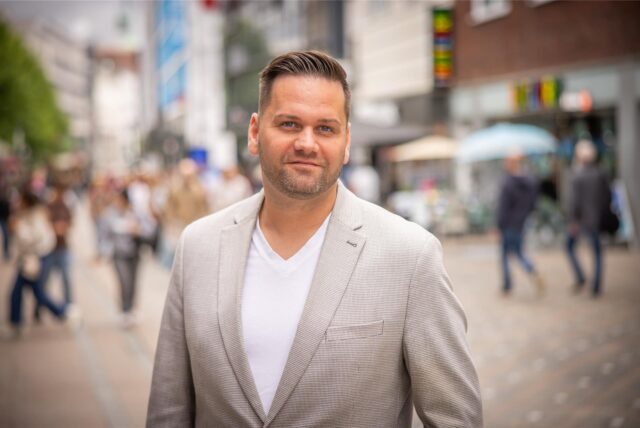 Torben Seifert ist neuer Vorsitzender des Cityrings in Dortmund und steht hier auf dem Westenhellweg.