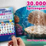 Im Vordergrund sind die neuen Rubbellose „Meeres-Schätze“ zu sehen. Hände halten eine Münze, um das Los damit aufzurubbeln. Eine mit Perlen gefüllte Muschel weist auf den Spitzengewinn von 30.000 Euro hin.