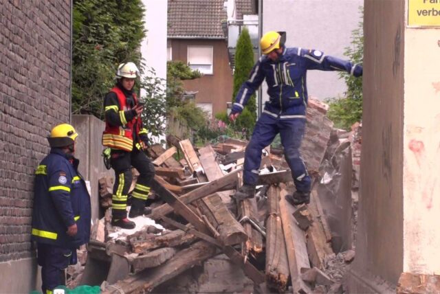 Einsatzkräfte des THW beim Notabriss auf der Provinzialstraße
