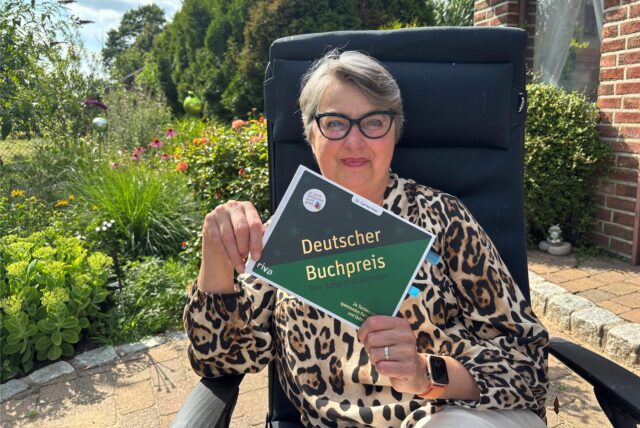Carola Quint aus Dingden hält ein Buch über den Deutschen Buchpreis in die Kamera.