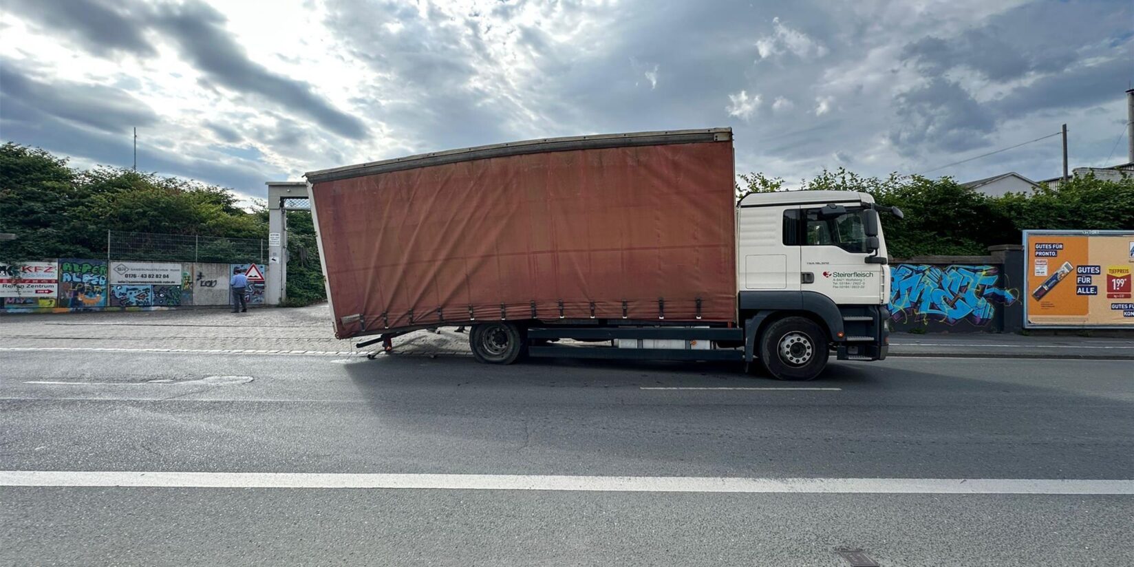 Defekter LKW blockiert Straße - Verkehr muss Umleitung fahren