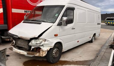 Mercedes Sprinter kracht in die Leitplanke