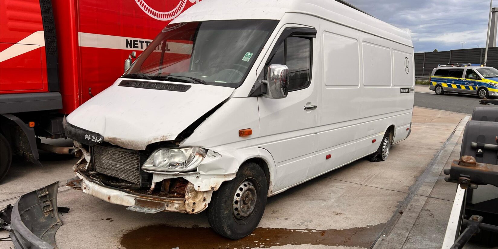 Mercedes Sprinter kracht in die Leitplanke