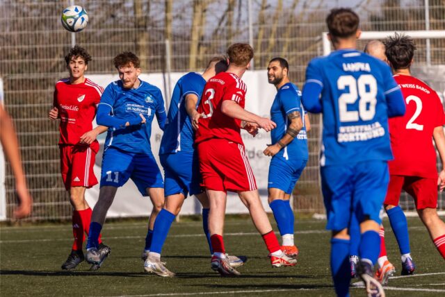 Spieler gucken zum Ball.