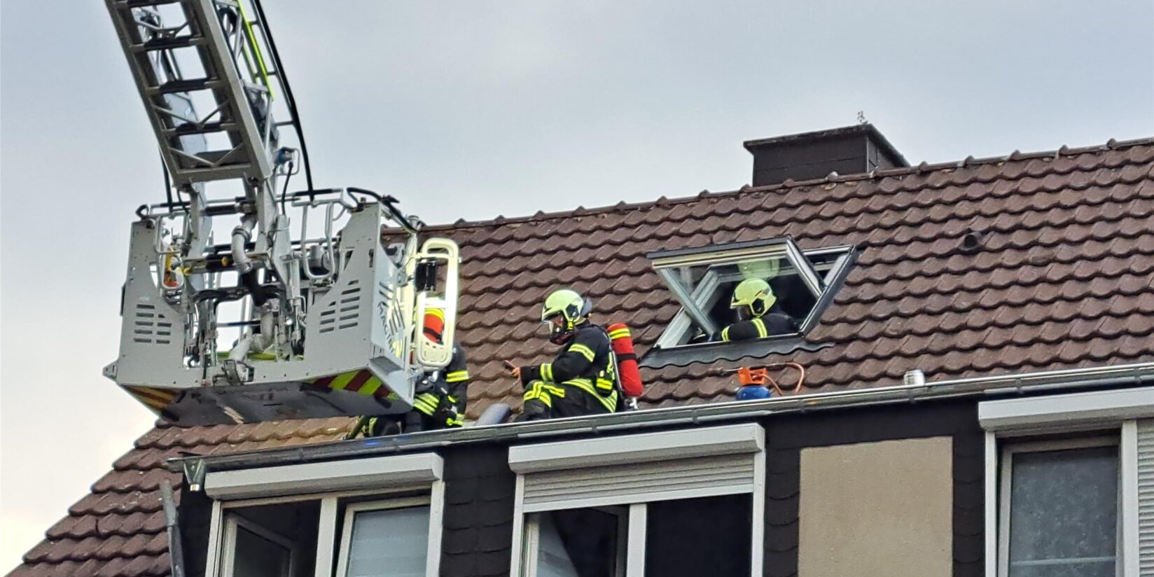 Feuerwehr Herten rückt zu Brand in Dachstuhl an der Schützenstraße aus