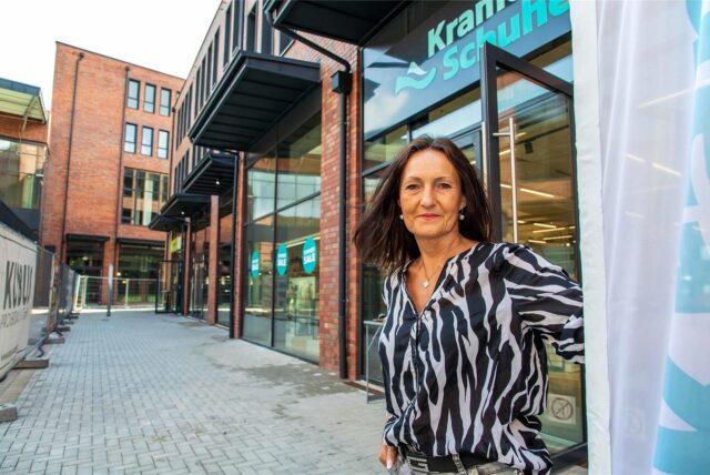 Sabine Sistarovic, Filialleiterin von Kramer Schuhe, steht vor der Filiale von Kramer Schuhe in den Hertener Höfen.