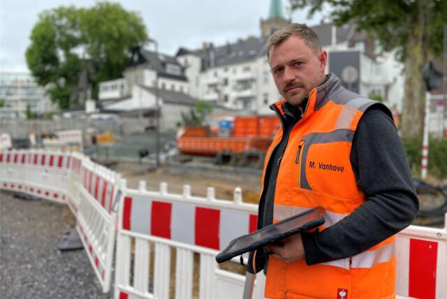 Ein Arbeiter nimmt auf der Baustelle am Hofstadtweg in Lütgendortmund Vermessungsarbeiten vor.