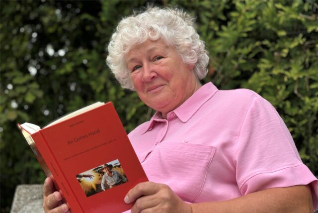 Gudrun Gerwien aus Schermbeck hält ihr erstes Buch in der Hand.