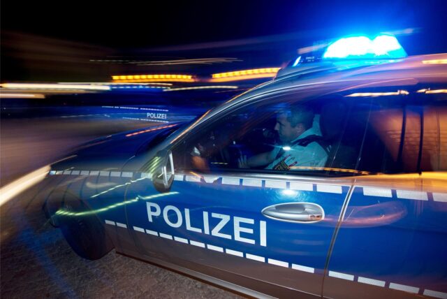 Ein Polizewagen mit Blaulicht.