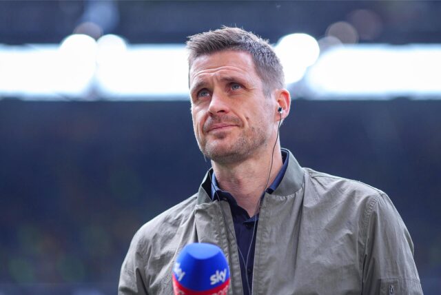 Sebastian Kehl hält ein Mikrofon in der Hand.