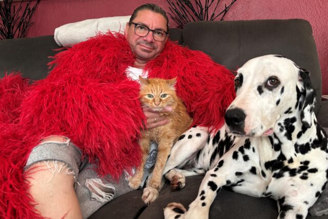 Antonino Waldmann-Russello mit seiner Katze und und seinem Hund.